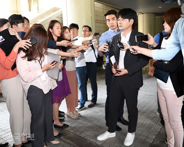 [저작권 한국일보] 탁현민 청와대 행정관 선고공판제19대 대통령선거 과정에서 불법 선거운동을 한 혐의로 재판에 넘겨진 탁현민 청와대 선임행정관이 18일 오후 서울 서초구 서울중앙지법에서 기자들의 질문에 답변하고 있다. 홍인기 기자