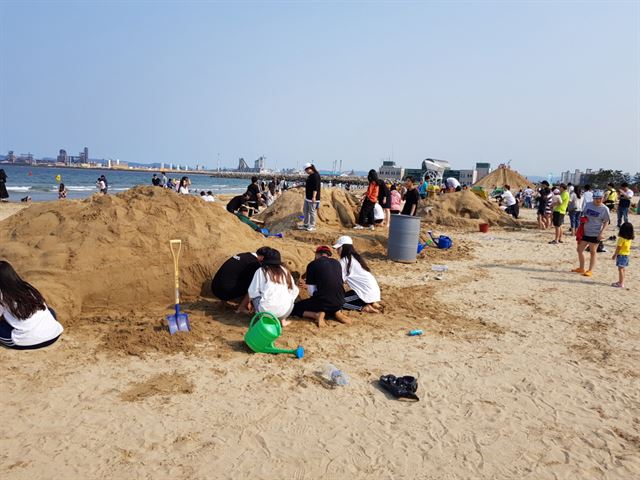 지난해 포항 북구 영일대해수욕장에서 열린 샌드페스티벌 행사장 모습. 포항시민과 관광객들이 모래 작품을 만들고 있다. 포항시 제공