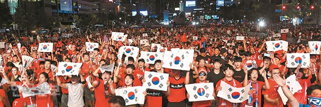 18일 오후 서울 광화문광장에서 2018 러시아 월드컵 F조 조별예선 대한민국과 스웨덴의 경기가 시작되자 시민들이 길거리 응원을 하고 있다. 고영권 기자