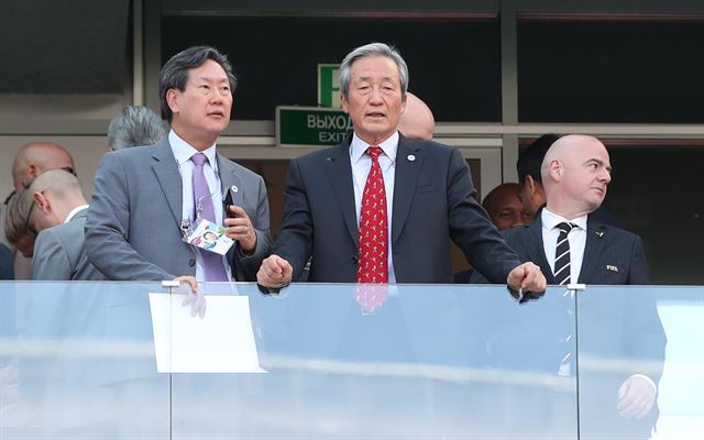 정몽준(가운데) 전 국제축구연맹(FIFA) 부회장이 18일(한국시간) 러시아 니즈니노브고로드 스타디움에서 열린 2018 러시아 월드컵 F조 조별리그 1차전 대한민국과 스웨덴 경기를 지켜보고 있다. 지아니 인판티노(오른쪽) FIFA 회장 모습도 보인다. 연합뉴스