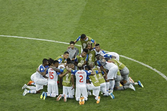 파나마 축구대표팀 선수들이 19일(한국시간) 러시아 소치 피스트 스타디움에서 열린 벨기에와 조별리그 1차전 경기를 마친 뒤 경기장에 둥그렇게 모여 서로를 격려하고 있다. AP연합뉴스