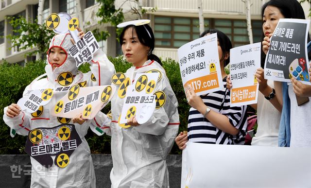 환경운동연합과 시민방사능감시센터 회원들이 19일 서울 광화문 원자력안전위원회 앞에서 생활방사능119 전국캠페인 발족 기자회견을 진행하고 있다. 이들 단체는 생활 속 방사능 의심 제품을 신고와 제보를 받는 사이트(방사능119.com)를 오픈해 취합된 제품에 대해 정부에 전면조사 및 안전대책 마련을 촉구할 예정이다. 김주성 기자