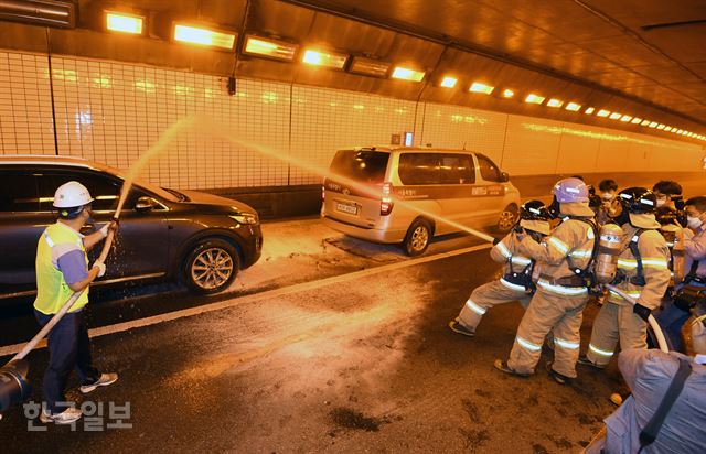 19일 서울 남산1호터널에서 열린 터널 내 화재사고 대비 합동훈련에 참여한 소방대원들이 진화 작업을 하고 있다. 신상순 선임기자