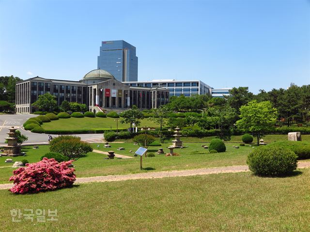 경북대 본관 전경. 한국일보 자료사진