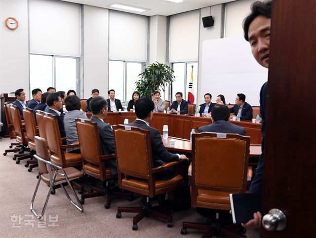 자유한국당 초선 의원 32명이 19일 국회 한국당 대회의실에 모여 지방선거 참패 이후 당 재건 논의를 시작한 가운데 당 관계자가 회의장 문을 닫고 있다. 배우한 기자