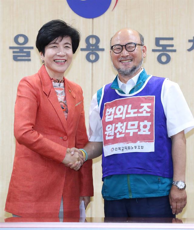 김영주(왼쪽) 고용노동부 장관이 19일 오후 서울 중구 서울고용노동청에서 조창익(오른쪽) 전교조 위원장을 만나 간담회에 앞서 악수하고 있다. 뉴시스.