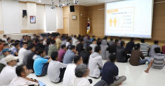 제주에 입국한 예멘인들이 제주출입국·외국인청에서 18일 한국 생활과 법에 대해 교육을 받고 있다. 독자제공=연합뉴스