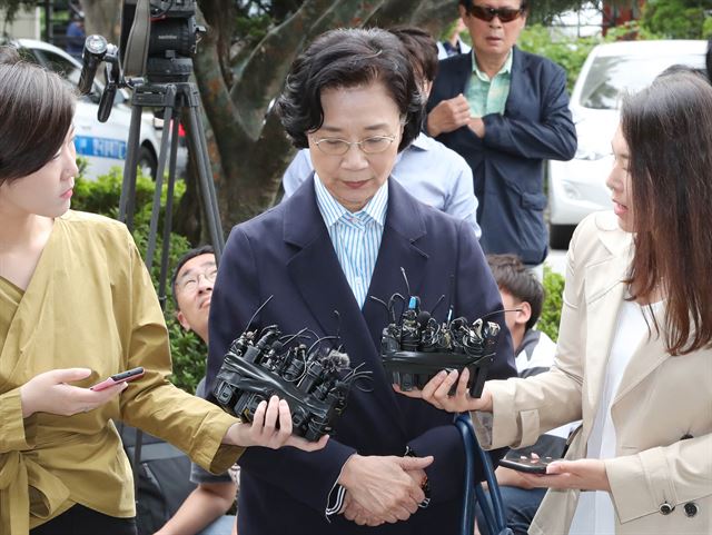 외국인 불법 고용 혐의로 한진그룹 조양호 회장의 아내 이명희 씨가 피의자 신분으로 조사받기 위해 지난 11일 서울 양천구 목동 법무부 산하 서울 출입국외국인청에 출석하며 취재진의 질문을 받고 있다. 연합뉴스