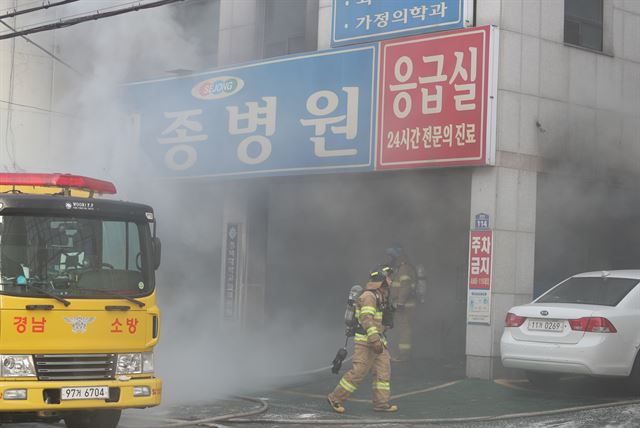 1월 발생한 밀양 세종병원 화재 희생자 유족협의회측은 당시 현장에 있던 의료진 3명에 대한 의사자 지정 신청을 추진하고 있지만 이들의 활동을 입증할 자료가 충분치 않아 애를 먹고 있다. 한국일보 자료사진