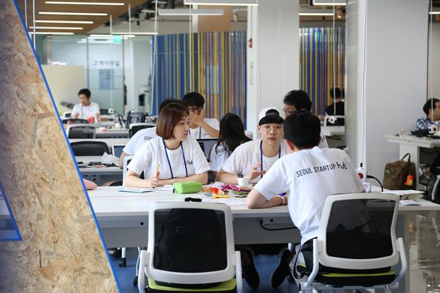 서울창업허브 입주 기업 직원들이 본관 1층에 위치한 '코워킹' 공간에서 회의를 하고 있다. 서울시 제공