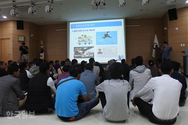 18일 제주 제주시 용담동에 위치한 제주출입국·외국인청 강당에서 예멘난민신청자들 대상으로 한국생활 안내설명회가 진행되고 있다. 제주=김영헌 기자