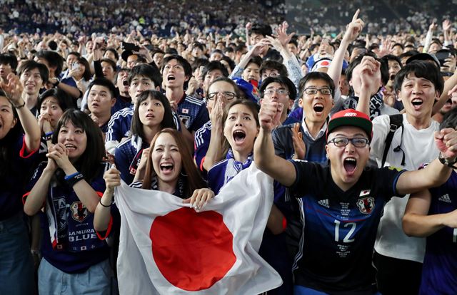 러시아 사란스크의 모르도비아 아레나에서 열린 2018 러시아 월드컵 H조 조별예선 1차전에서 일본이 콜롬비아를 2-1로 승리해 월드컵 사상 처음으로 남미팀을 이긴 아시아 국가로 이름을 올리게 된 가운데 19일(현지시간) 도쿄에서 응원하던 시민들이 승리를 기뻐하고 있다. EPA 연합뉴스