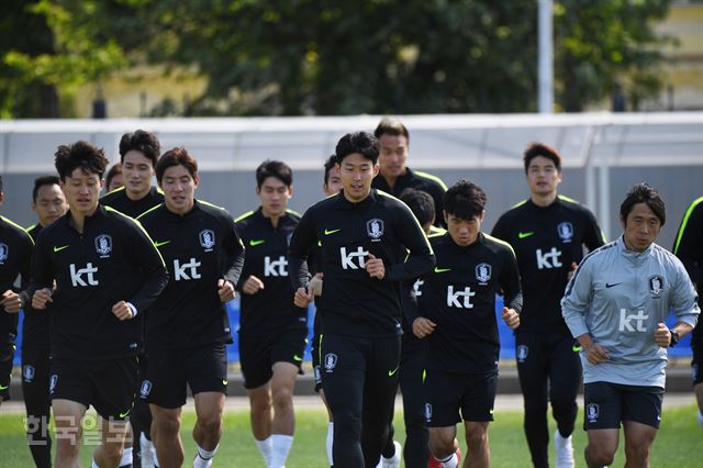 축구대표팀이 20일(현지시간) 러시아 상트페테르부르크 로모노소프 스파르타크 훈련장에서 공식 훈련을 하고 있다. 상트페테르부르크=류효진 기자