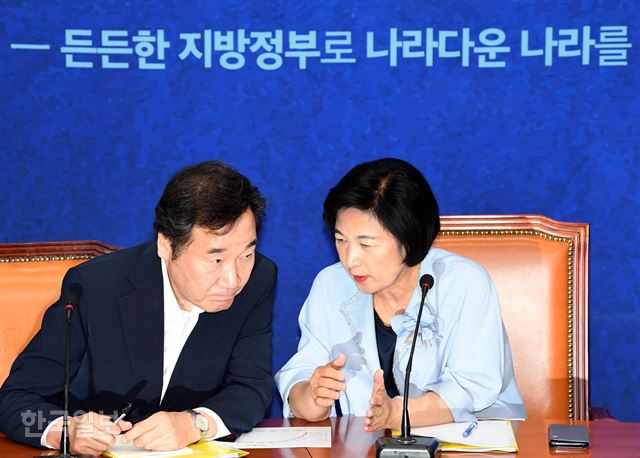 이낙연(왼쪽) 국무총리와 추미애 더불어민주당 대표가 20일 국회에서 열린 고위당정청 회의에 참석해 대화하고 있다. 배우한 기자