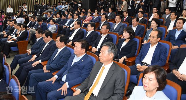 자유한국당 김성태 당 대표 권한대행이 21일 오전 국회에서 열린 의원총회에서 발언을 하는 동안 소속 의원들이 굳은 표정으로 참석해 발언을 듣고 있다. 오대근기자 inliner@hankookilbo.com