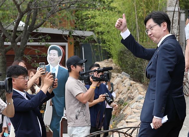 김경수 경남지사 당선인이 지난 14일 경남 김해 봉하마을을 찾아 지지자들에게 엄지손가락을 들어 인사하고 있다. 김해=연합뉴스