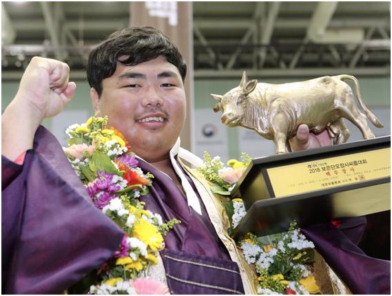 남영석이 21일 보은국민체육센터에서 열린 단오장사씨름대회에서 백두장사에 등극한 뒤 포즈를 취하고 있다. 대한씨름협회 제공