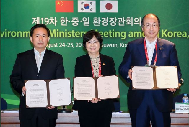 지난해 8월 경기도 수원 팔달구의 한 호텔에서 열린 한중일 장관회의에서 김은경 환경부장관(가운데), 리간제 중국 환경보호부 부장(왼쪽), 나카가와 마사하루 일본 환경성 대신이 회의 결과를 담은 공동합의문을 들고 기념촬영을 하고 있다. 연합뉴스