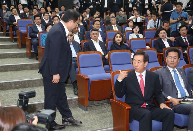 21일 오전 국회에서 열린 자유한국당 의원총회에서 박성중 의원이 최근 언론에 노출된 자신의 메모와 관련해 공개발언을 하려 하자 김성태 당 대표 권한대행이 제지하고 있다. 연합뉴스