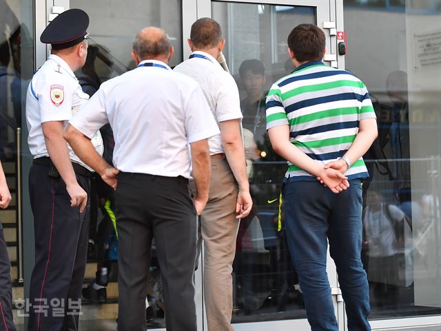 [저작권 한국일보] 2018 러시아월드컵 멕시코전을 앞둔 한국 축구대표팀이 21일 로스토프 나 도누 호텔에 도착했다. 한국과 멕시코는 22일 로스토프 아레나에서 공식 기자회견 및 적응 훈련을 갖는다. 손흥민이 호텔에 들어서고 있다. 로스토프 라도누(러시아)=류효진기자