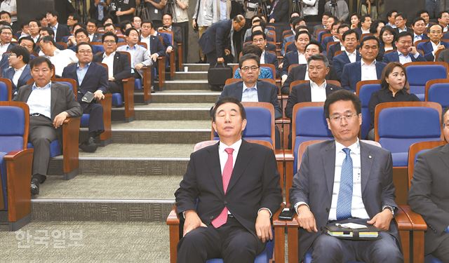 김성태 자유한국당 당대표 권한대행이 21일 오전 국회에서 열린 의원총회에서 발언을 마치고 굳은 표정으로 자리로 행하고 있다. 오대근 기자