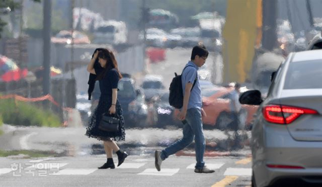 서울 낮 기온이 31도까지 오르며 무더위가 이어지고 있는 22일 오후 서울 여의대로에 지열로 인한 아지랑이가 피어 오르고 있다. 서재훈 기자