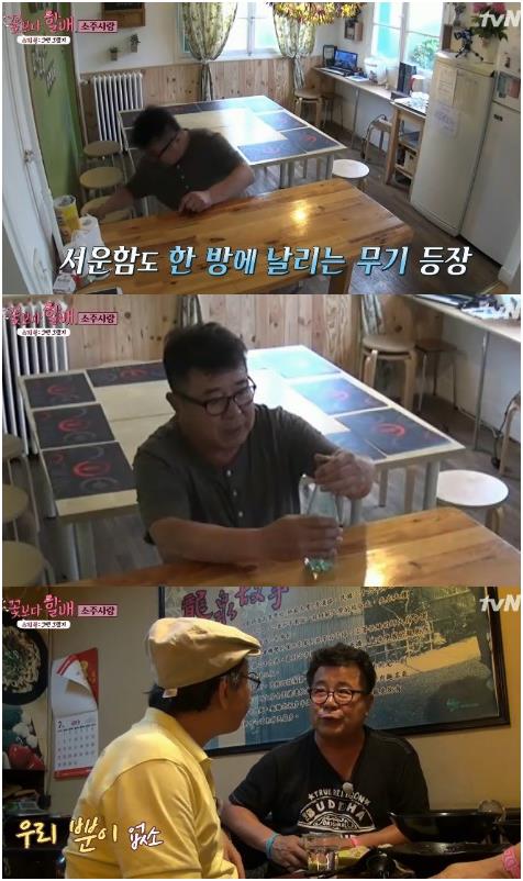 ’꽃할배 리턴즈’ 나영석PD가 할배들과의 여행에서 술이 있어 다행이었다고 밝혔다. tvN 방송 캡처