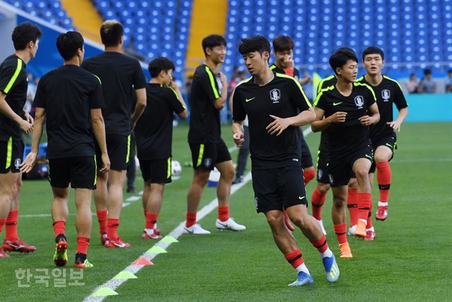 [저작권 한국일보] 2018 러시아월드컵 한국과 멕시코의 F조 2차전을 하루 앞둔 22일 러시아 로스토프 아레나 에서 한국대표팀이 공식 훈련을 하고 있다.