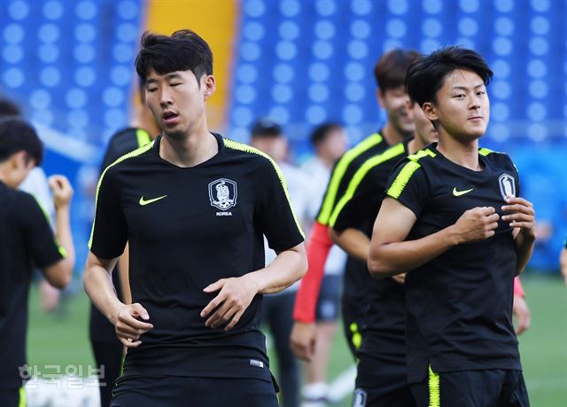 [저작권 한국일보] 2018 러시아월드컵 한국과 멕시코의 F조 2차전을 하루 앞둔 22일 러시아 로스토프 아레나 에서 한국대표팀이 공식 훈련을 하고 있다.