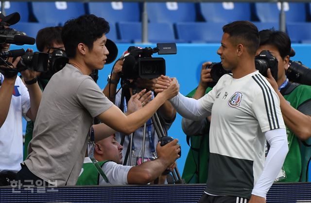 [저작권 한국일보] 멕시코 하비에르 에르난데스(치차리토)와 박지성 전 선수가 22일 오후(현지시간) 러시아 로스토프나도누 로스토프 아레나에서 2018 러시아 월드컵 조별예선 F조 대한민국과 멕시코의 경기에 앞서 진행된 공식 훈련에서 인사를 하고 있다. 로스토프나도누=류효진 기자