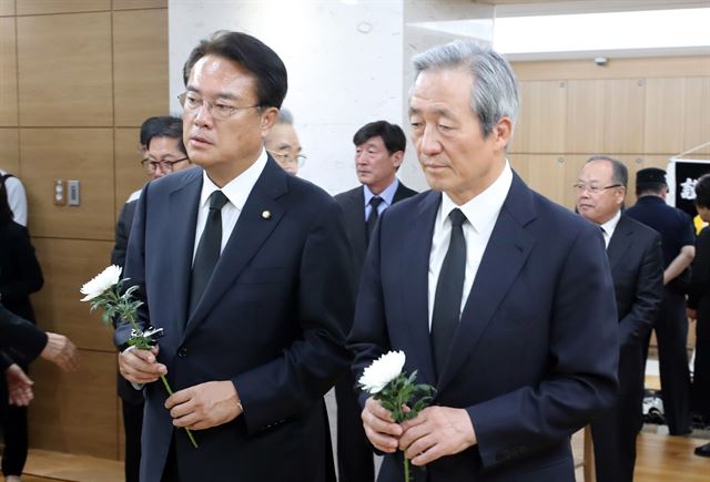 23일 오후 서울 송파구 서울아산병원에 마련된 빈소에서 정몽준 아산재단 이사장과 자유한국당 정진석 의원이 조문을 하고 있다. 뉴시스