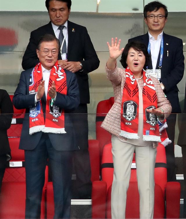 한국-멕시코전을 관전한 문재인 대통령과 부인 김정숙 여사. 대통령이 원정 월드컵을 직접 관전한 건 이번이 처음이다. 로스토프나도누=연합뉴스