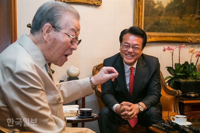 [저작권 한국일보] 새누리당 정진석 신임원내대표가 2016년 5월 10일 오후 서울 중구 김종필 전 총리 자택을 방문해 김 전 총리와 대화를 하고 있다. 오대근기자 inliner@hankookilbo.com