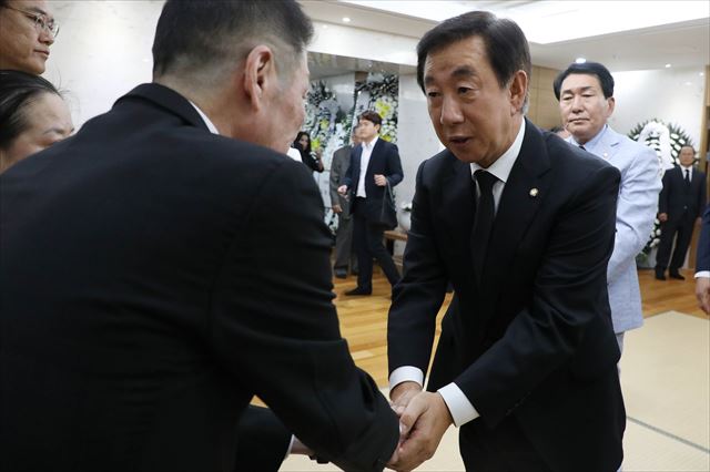 자유한국당 김성태 당 대표 권한대행이 23일 오후 서울 송파구 서울아산병원 장례식장에 마련된 김종필 전 국무총리의 빈소를 조문, 유가족을 위로하고 있다. 연합뉴스