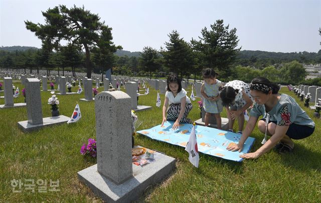 6.25 68주년을 하루 앞둔 24일 동작구 국립서울현충원 묘역을 찾은 채현주씨가 가족들과 함께 지난 1952년 8월 2일 경기도 가평에서 전사한 할아버지 고(故) 채홍수 씨의 묘비에서 참배하고 있다. 서재훈 기자