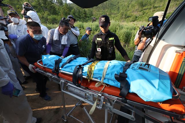 24일 전남 강진군 도암면 한 야산에서 경찰이 8일 전 실종된 여고생 A씨로 추정되는 시신을 수습해 운구차량으로 옮기고 있다. 연합뉴스