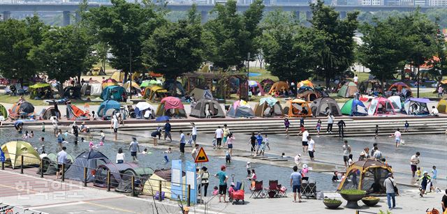 무더운 날씨가 이어진 24일 서울 여의도 물빛광장을 찾은 어린이들이 물놀이를 하며 더위를 식히고 있다. 서재훈 기자