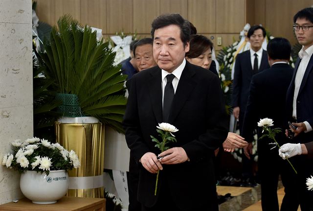 이낙연 국무총리가 23일 오후 서울 송파구 서울아산병원 장례식장에 마련된 김종필(JP) 전 국무총리의 빈소를 조문하고 있다. 연합뉴스