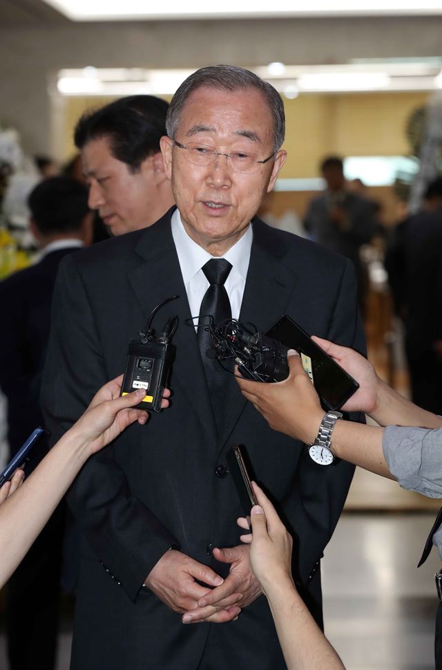 반기문 전 유엔사무총장이 24일 서울 송파구 서울아산병원 장례식장에 마련된 고 김종필 전 국무총리 빈소에 조문을 마친 뒤 기자들의 질문에 답하고 있다. 홍인기 기자