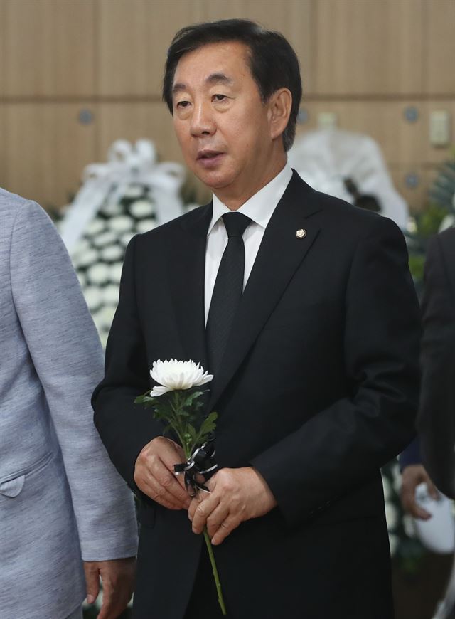 김성태 자유한국당 당 대표 권한대행이 23일 오후 서울 송파구 서울아산병원 장례식장에 마련된 김종필 전 국무총리의 빈소를 조문하고 있다. 연합뉴스