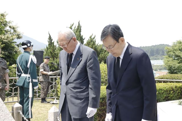 신현수(왼쪽), 장정열 육군사관학교 생도 1기, 2기 동기회장이 25일 경기 포천에 있는 ‘육사생도 6.25 참전 기념비’에서 열린 육사생도 추모 행사에서 묵념을 하고 있다. 육군사관학교 제공