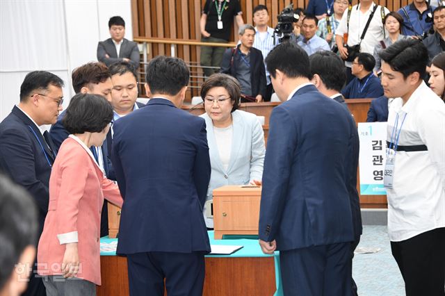 감표위원들이 투표용지에 표시된 잉크가 용지가 접히면서 반대 후보의 칸에 표시되는 현상이 다수 발생되자 문제점을 지적하고 있다. 오대근 기자 inliner@hankookilbo.com