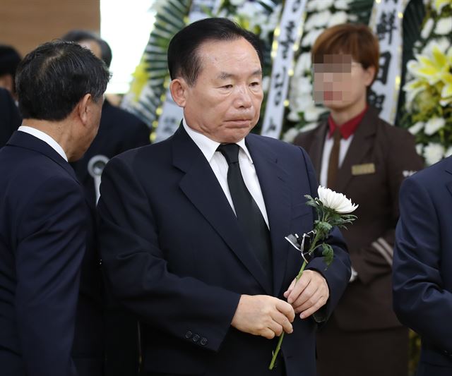 이인제 전 한국당 충남지사 후보가 25일 송파구 서울아산병원 장례식장에 마련된 고 김종필 전 국무총리 빈소를 찾아 조문하고 있다. 연합뉴스