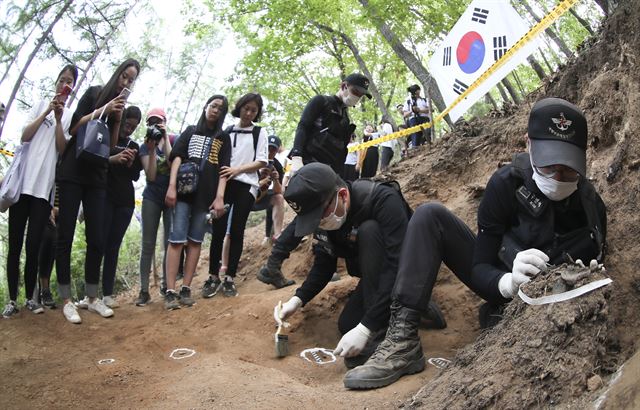 25일 강원 홍천군 화촌면 풍천리 일대에서 국방부 유해발굴감식단 '타임머신 1950'행사가 열려 국방부 유해발굴감식단이 6·25 전사자 유해를 발굴하고 있다. '타임머신 1950'은 시민과 함께 6.25전쟁 전사자가 발굴되고 있는 현장을 직접 방문해 유해발굴사업의 중요성을 알리고 애국심을 고취시키는 행사이다. 홍천=연합뉴스