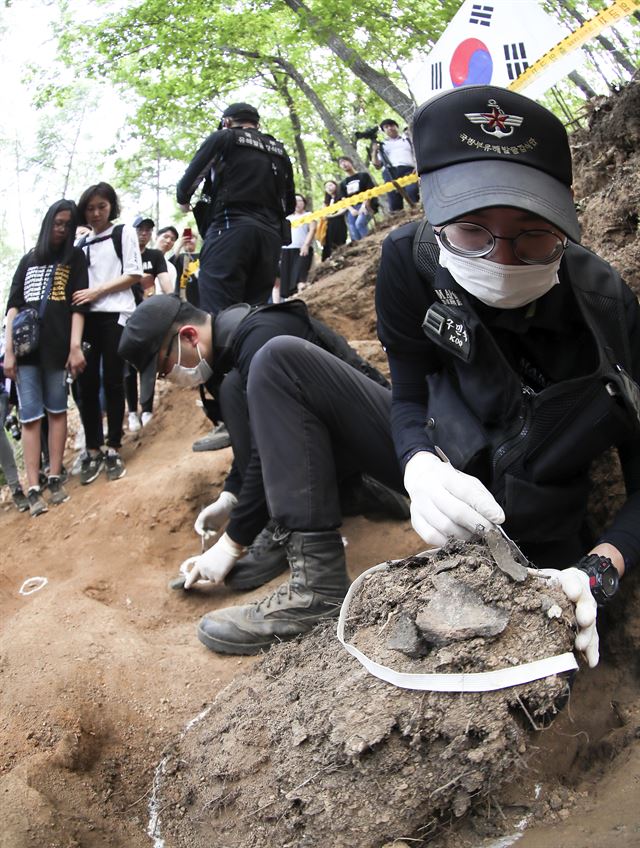 25일 강원 홍천군 화촌면 풍천리 일대에서 국방부 유해발굴감식단 '타임머신 1950'행사가 열려 국방부 유해발굴감식단이 6·25 전사자 유해를 발굴하고 있다. '타임머신 1950'은 시민과 함께 6.25전쟁 전사자가 발굴되고 있는 현장을 직접 방문해 유해발굴사업의 중요성을 알리고 애국심을 고취시키는 행사이다. 홍천=연합뉴스