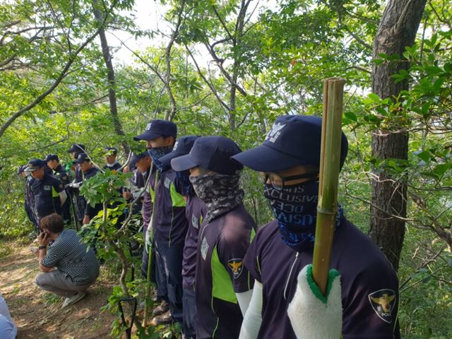 실종 여고생으로 추정되는 시신이 24일 오후 전남 강진군 도암면 지석마을 뒷편 야산 정상부근에서 발견된 후 경찰이 출입을 통제하고 있다. 전남경찰청 제공