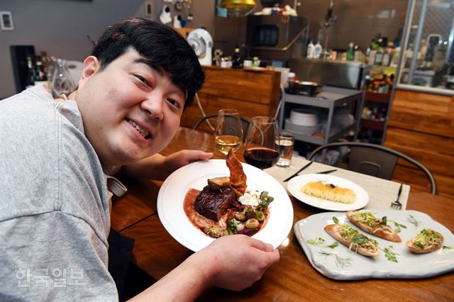 요리에 발을 들였다가 본업으로 돌아가기는 쉽지 않다. 김태홍씨는 르꼬르동블루에 입학하기 위해 퇴사 한 달 전부터 사표를 말 그대로 품고 다녔다. 고영권 기자