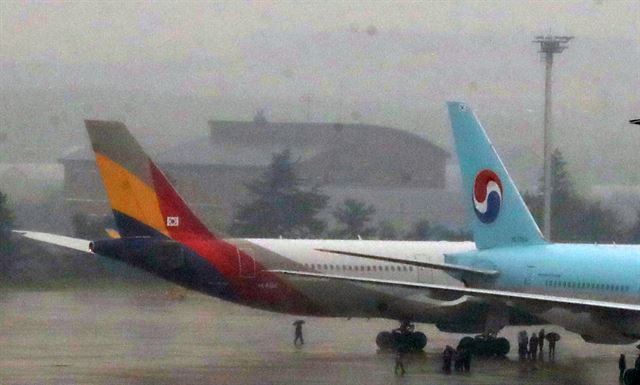 26일 오전 8시께 김포공항 주기장에서 이륙 전 탑승 게이트로 이동하던 아시아나항공 OZ3355편의 날개와 대한항공 KE2725편의 후미 꼬리 부분이 부딪히는 접촉사고가 발생했다. 김포=연합뉴스