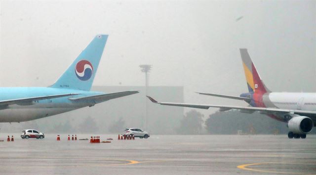 26일 오전 8시께 김포공항 주기장에서 이륙 전 탑승 게이트로 이동하던 아시아나항공 OZ3355편의 날개와 대한항공 KE2725편의 후미 꼬리 부분이 부딪히는 접촉사고가 발생했다. 연합뉴스