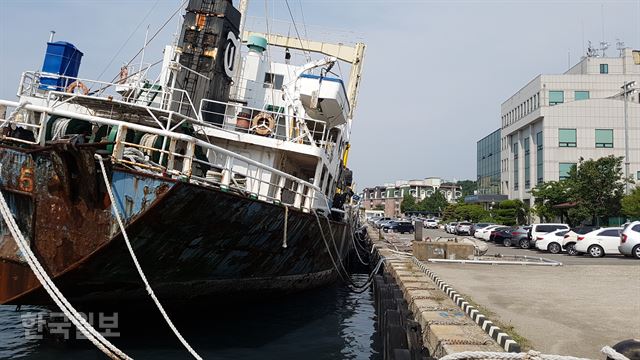 [저작권 한국일보]경북 포항 북구 항구동 포항지방해양수산청 부두에 7년 넘게 정박 중인 대형 선박이 최근 기울기 시작하면서 기름 유출 등 항만 오염이 우려되고 있다. 김정혜기자 kjh@hankookilbo.com